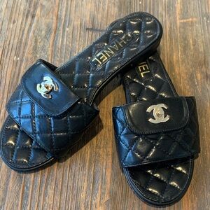 Unbranded quilted slides